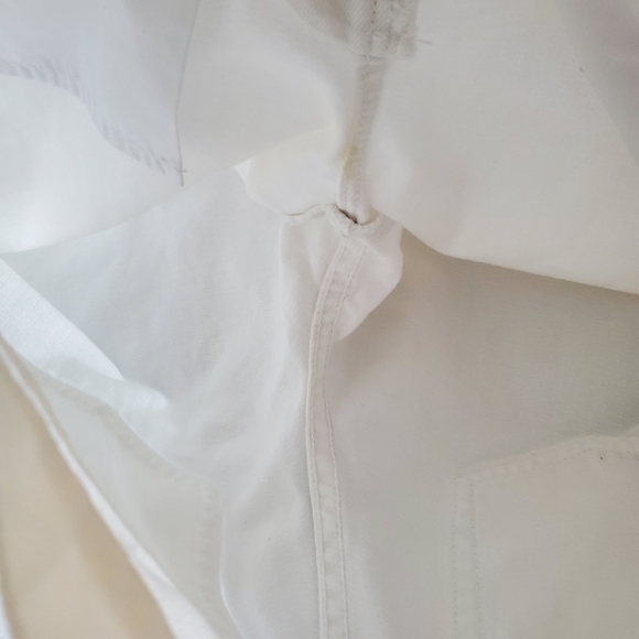 CONSERVATIVE White Bermuda Shorts - Picture 12 of 12